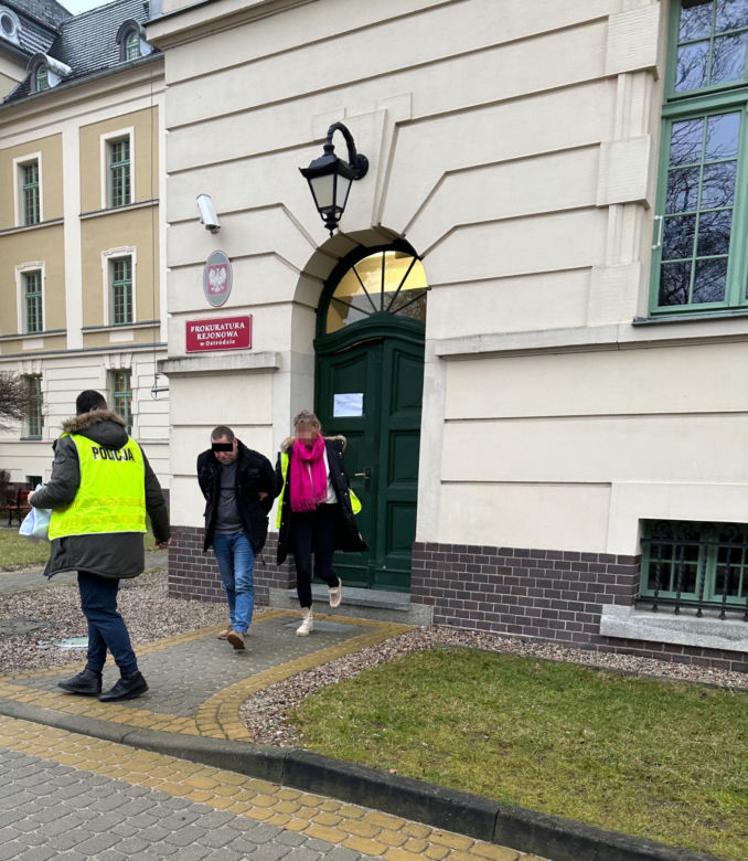 Rabuś z Ostródy napadł na stację. Zamiast wielkiej fortuny, zabrał białego misia