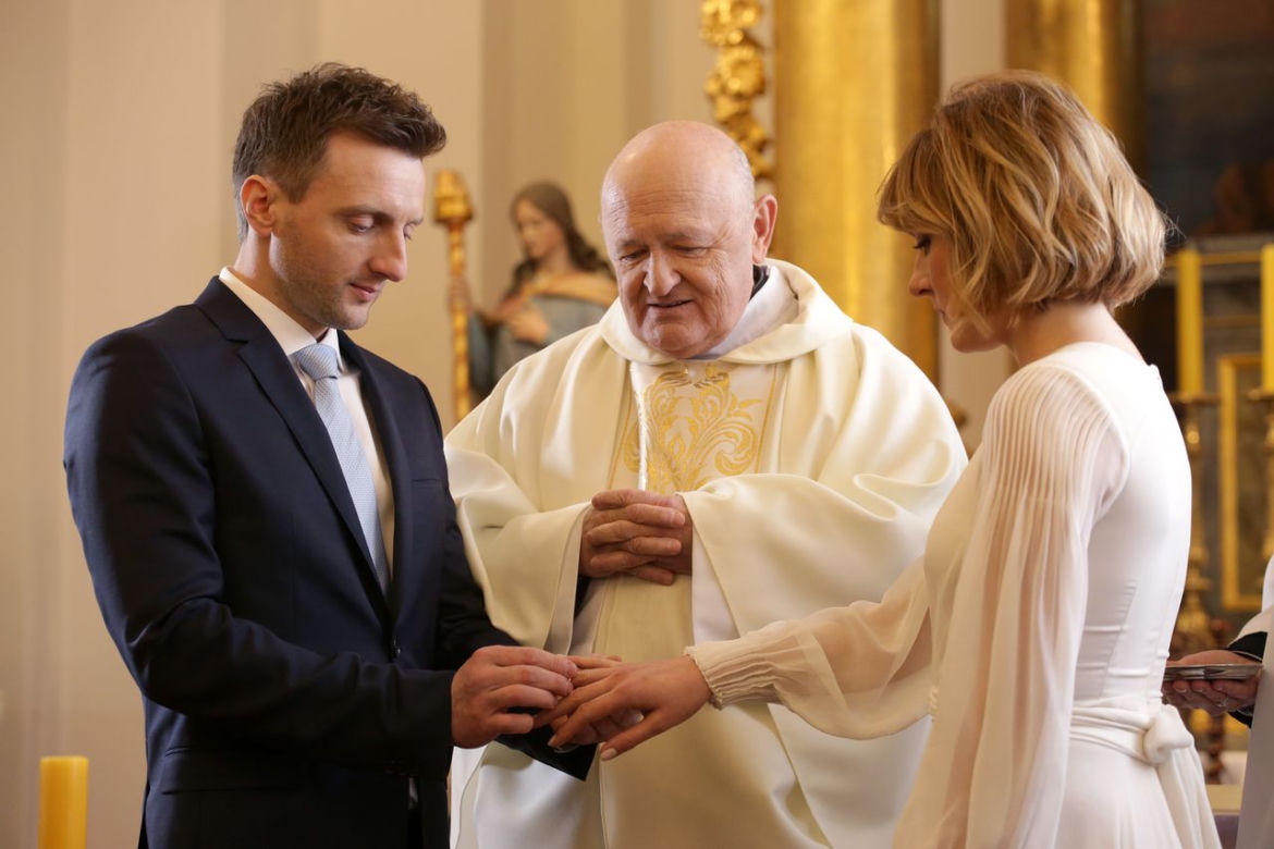M jak miłość odcinek 1451. Ula (Iga Krefft), Bartek (Arkadiusz Smoleński), ksiądz (Maciej Damięcki)