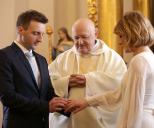 M jak miłość odcinek 1451. Ula (Iga Krefft), Bartek (Arkadiusz Smoleński), ksiądz (Maciej Damięcki)