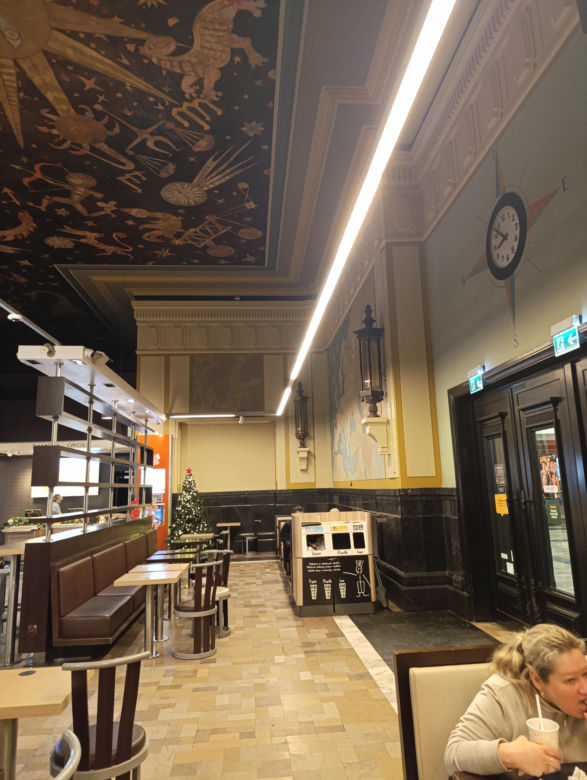 Mc Donald's  w Gdyni w historycznym wnętrzu