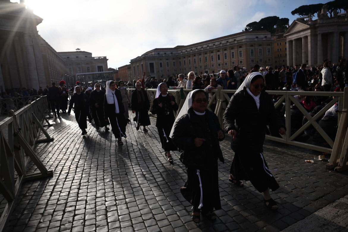 Rzesze wiernych przybywają na pogrzeb Franciszka. Wielkie tłumy w Watykanie 