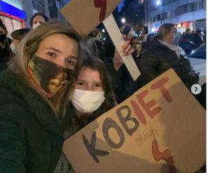 Gwiazdy protestują na Strajku Kobiet. Aktorka M jak miłość została pobita