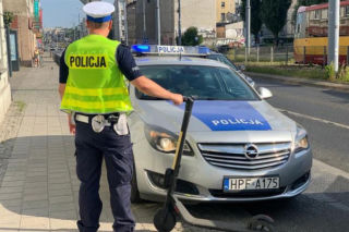 Pijany 71-latek na hulajnodze mknął przez centrum miasta. Nagle z drogi zmiótł go kierowca bez uprawnień!