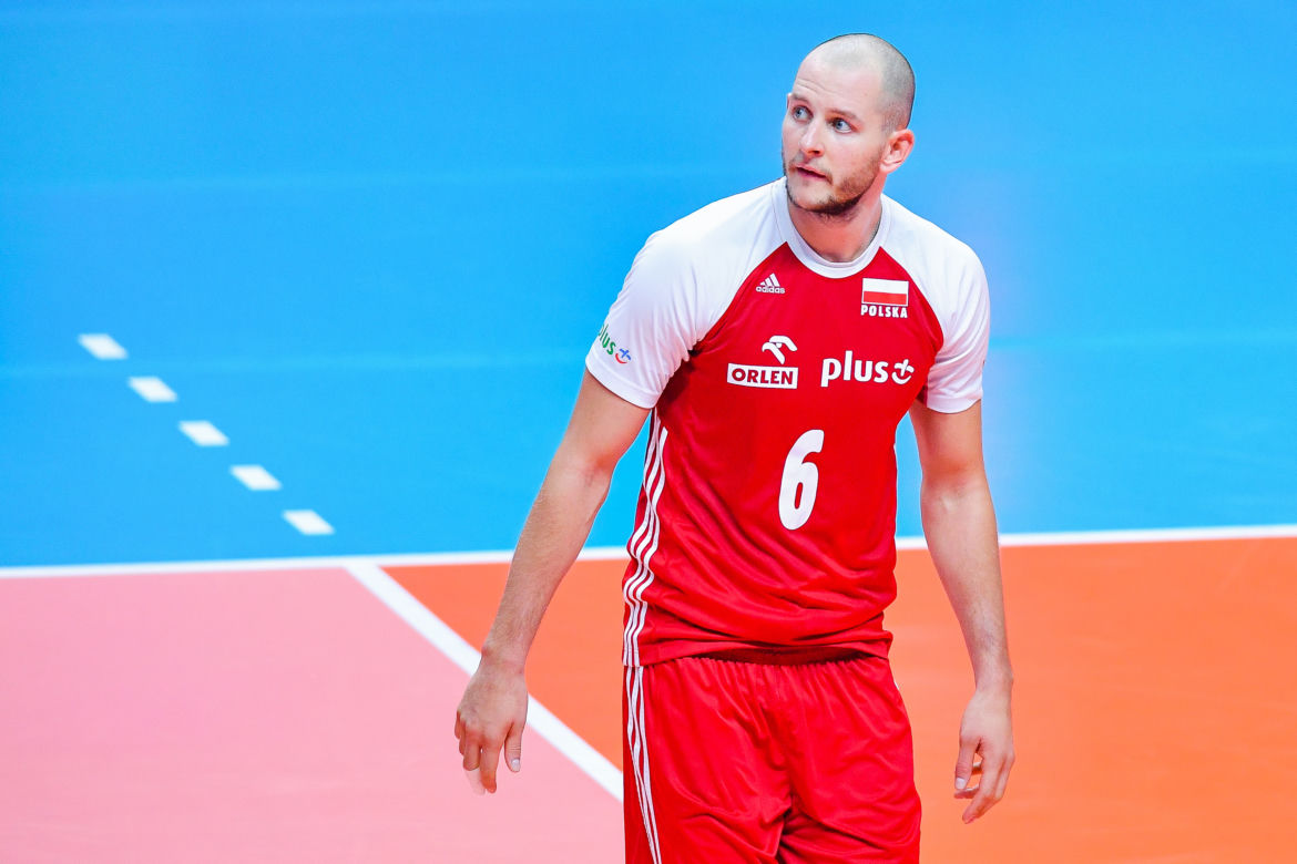 Bartosz Kurek popija winko