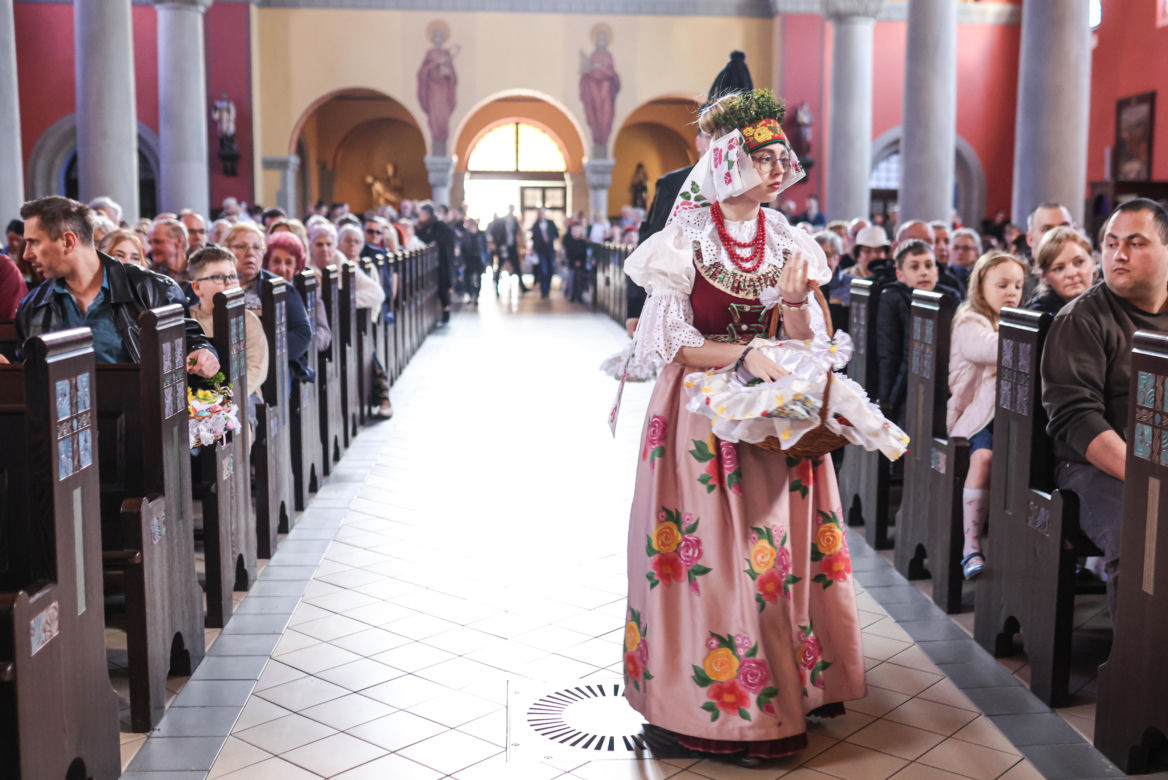 Święcenie pokarmów w strojach ludowych w Bytomiu