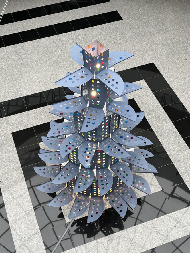 To jedyna taka choinka w Polsce. Stworzyli ją z nietypowych materiałów