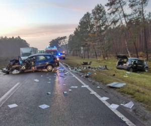 Czołowe zderzenie dwóch aut pod Bydgoszczą. Cztery osoby ranne