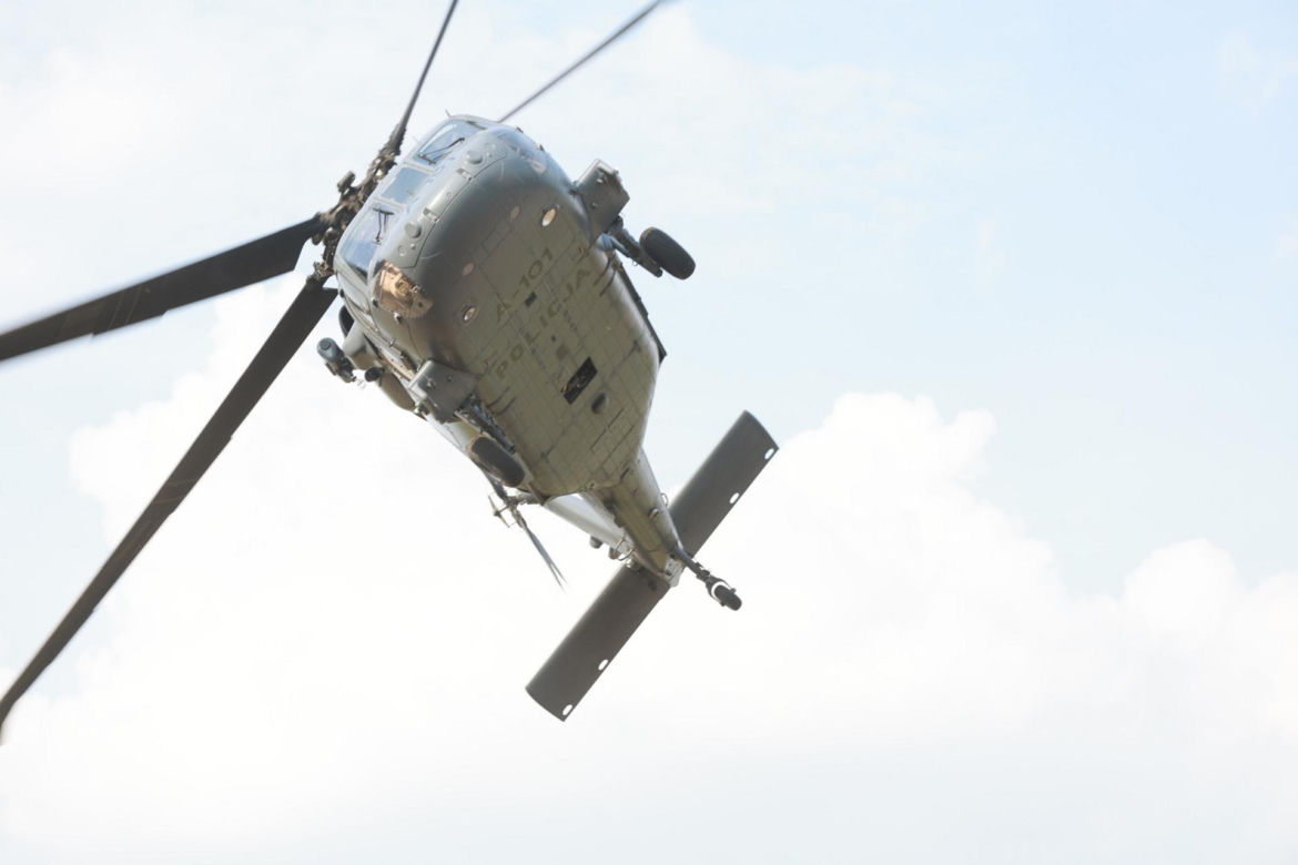 Groza na pikniku wojskowym. Policyjny Black Hawk zahaczył o linię wysokiego napięcia