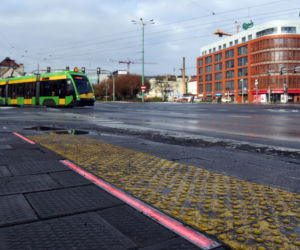 Poznań: Pojawiły się listwy ostrzegające pieszych