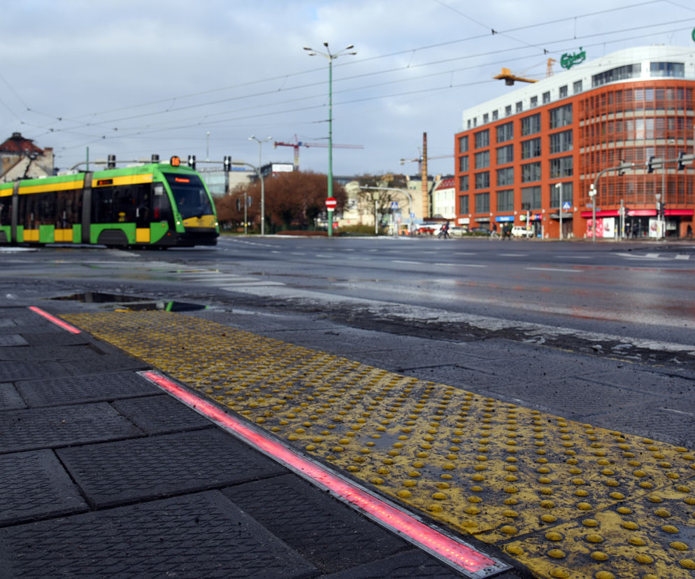 Poznań: Pojawiły się listwy ostrzegające pieszych