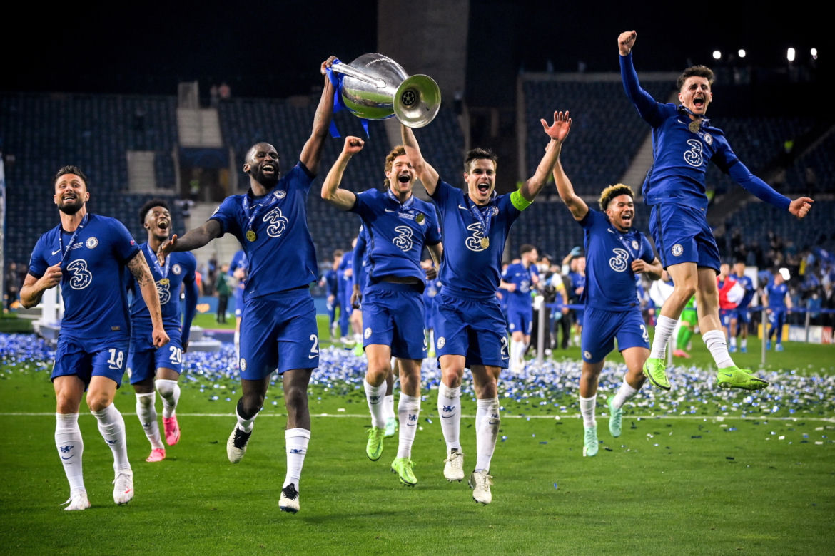 Piłkarze Chelsea Londyn po zwycięstwie 1:0 z Manchesterem City świętują wygranie Ligi Mistrzów