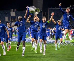Piłkarze Chelsea Londyn po zwycięstwie 1:0 z Manchesterem City świętują wygranie Ligi Mistrzów