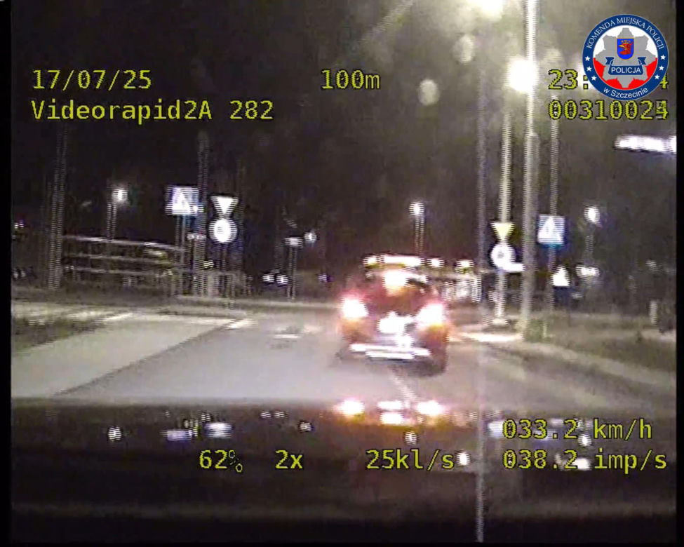 Wiózł kolegę w otwartym bagażniku