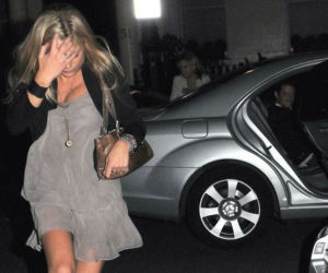 Chelsy Davy - dziewczyna księcia Harry'ego z nieznajomym