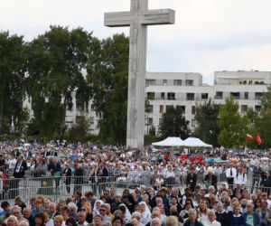Tłum pielgrzymów w Warszawie. Wierni przybyli na beatyfikację kard. Stefana Wyszyńskiego