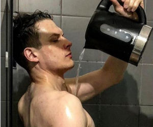 Awaria ciepłej wody. Adam Fidusiewicz polewa się wodą z czajnika