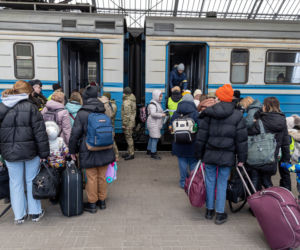 Wojna na Ukrainie. Tłumy uchodźców w Medyce i na dworcu we Lwowie