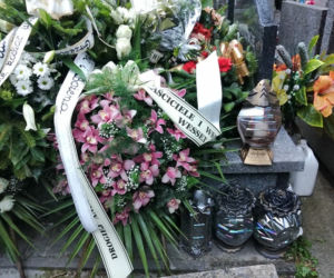 Tragedia w Salisbury. Zamordowane kobiety pochowane w Tarnowie. Grobu nie widać spod kwiatów