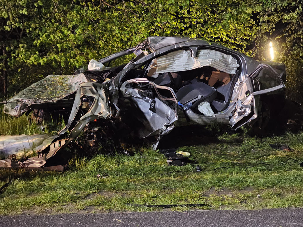 Śmiertelny wypadek pod Gostyniem. Opel i peugeot 18-latków roztrzaskały się o drzewo [ZDJĘCIA]