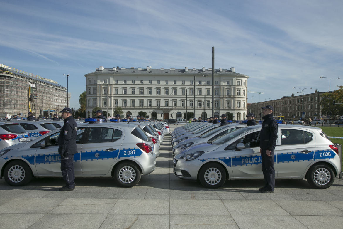 POLICJA DOSTAŁA POŚWIĘCONE RADIOWOZY.