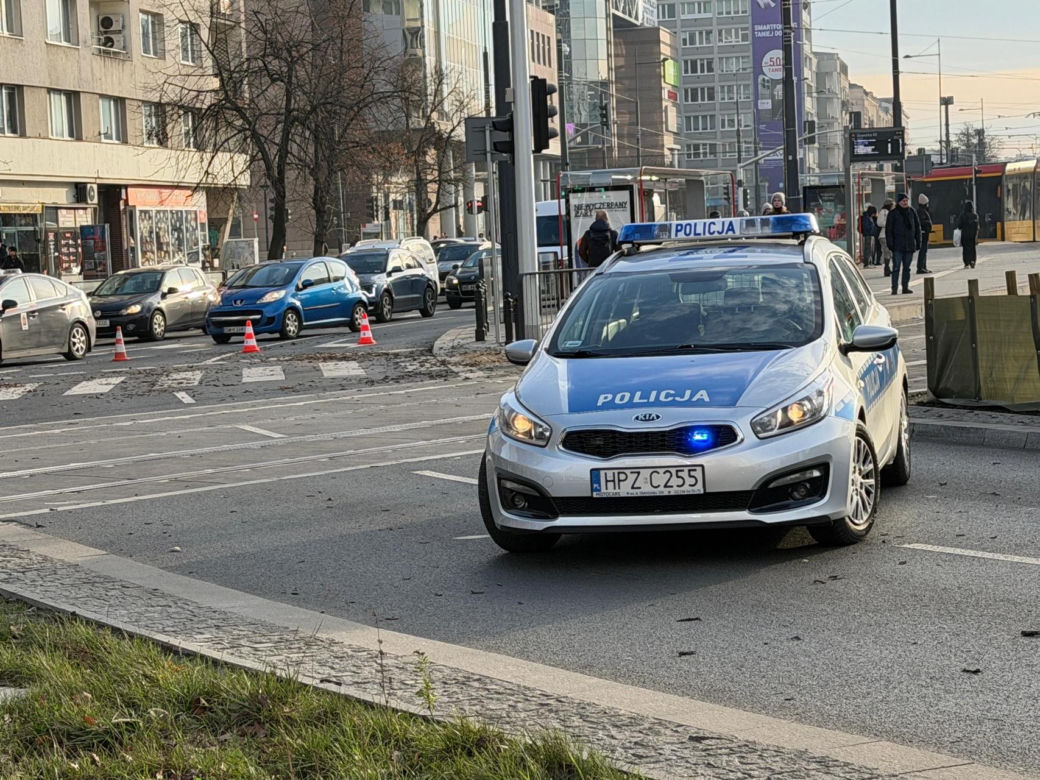 Lądowanie śmigłowca LPR w centrum Warszawy