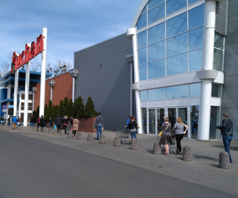 Toruń. Ogromna kolejka do hipermarketu