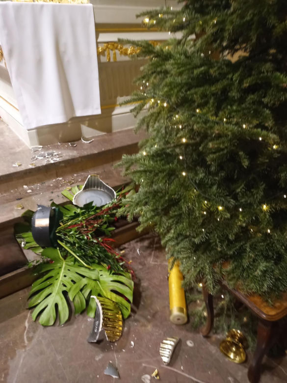 Weszła do kościoła w Kępnie i spaliła Biblię! Kobietę zatrzymał jeden z parafian