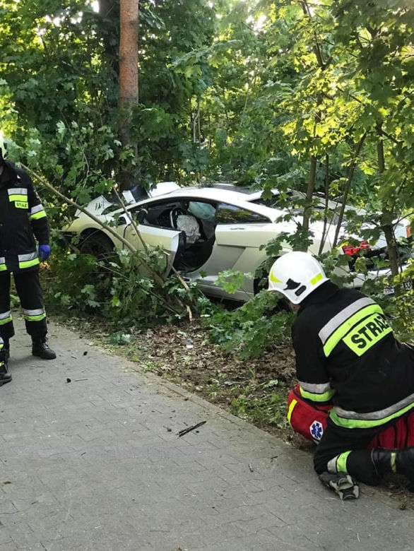 Luksusowe Lamborghini Gallardo rozbite na drzewie