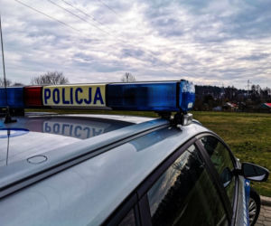 #ZostańWDomu. Policjanci sprawdzają, czy mieszkańcy przestrzegają kwarantanny