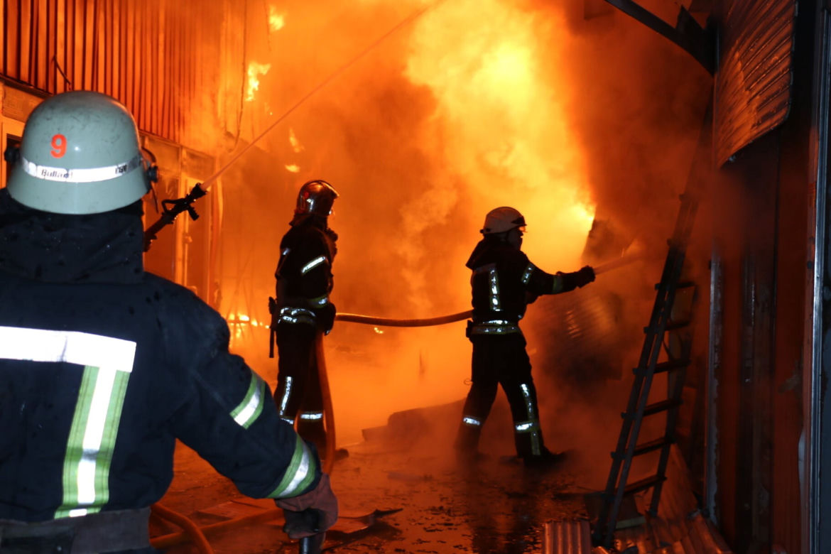 Charków: Gigantyczny pożar bazaru. Strażacy walczą z ogniem drugi dzień [ZDJĘCIA]