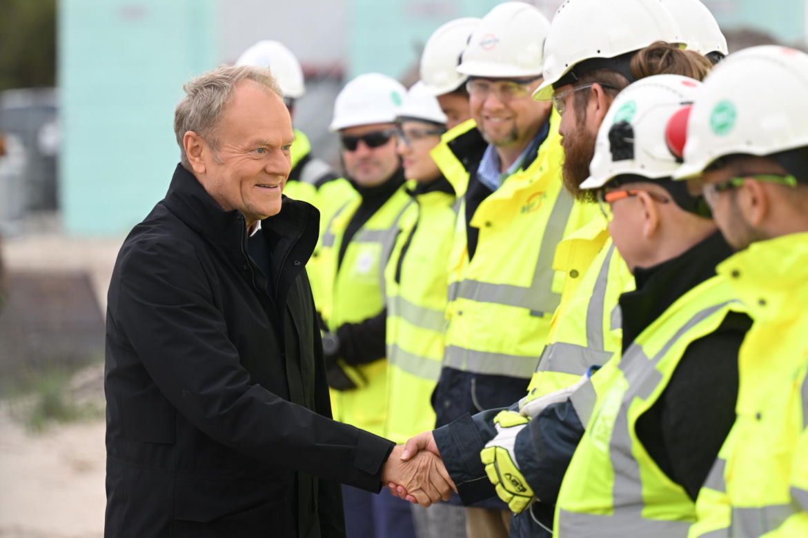 iebrowo, 15.10.2025. Premier RP Donald Tusk podczas wizyty na miejscu planowanej budowy pierwszej polskiej elektrowni jądrowej Lubiatowo – Kopalino w Biebrowie (woj. pomorskie)