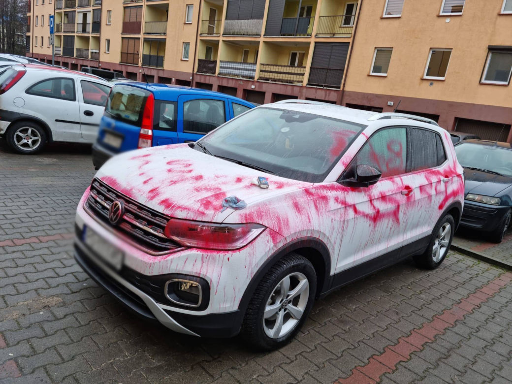 Wandal zniszczył auto pani Magdy! W Wągrowcu huczy od plotek
