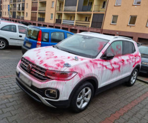 Wandal zniszczył auto pani Magdy! W Wągrowcu huczy od plotek