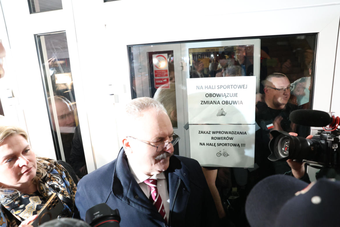 Awantura przed halą sportową w Końskich. Wezwano policję 