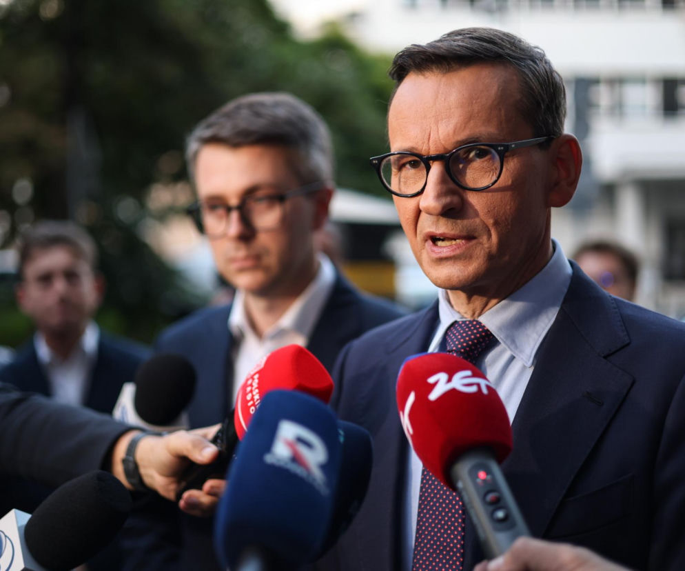 Mateusz Morawiecki przemawia do wielu mikrofonów redakcji newsowych. O konflikcie w PiS przeczytasz na SE Polityka.