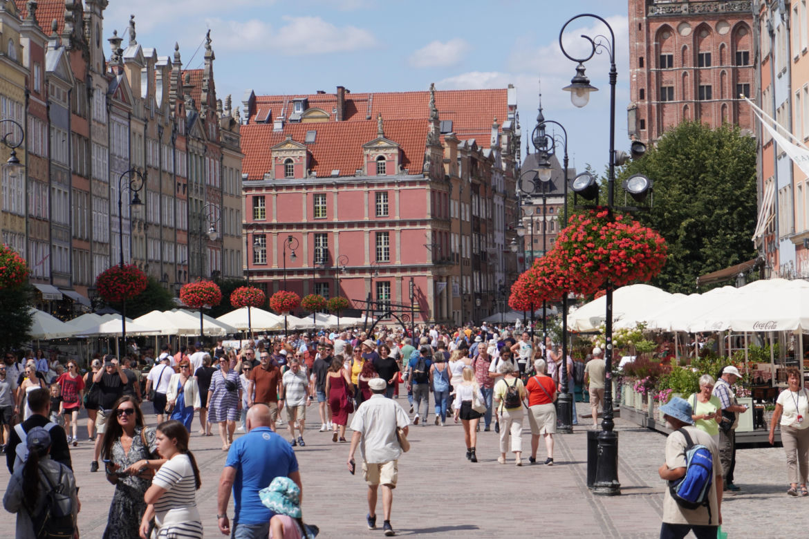 Tłumy turystów w Gdańsku. Ulice pękają w szwach