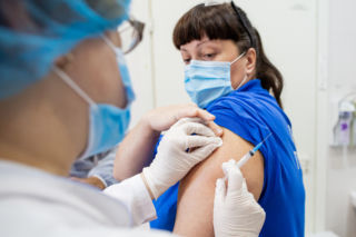 Szczepienia na koronawirusa: Rusza rejestracja na szczepienia kolejnej grupy seniorów! Kto znalazł się na liście? [20.03.2021]