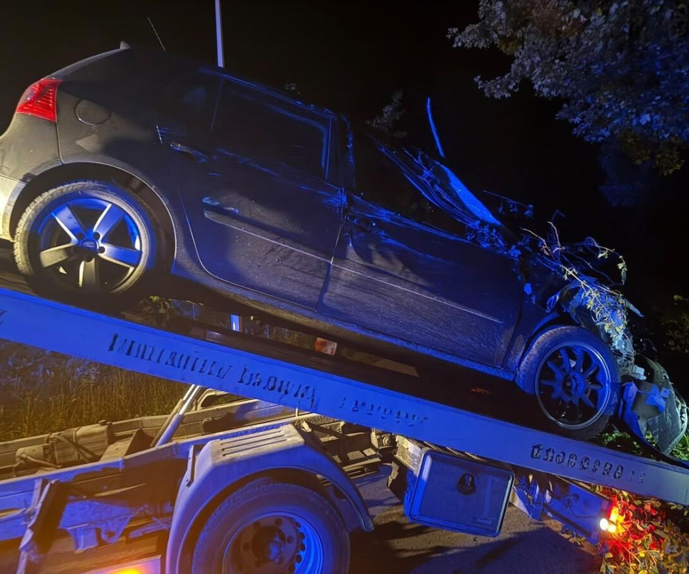 Rozbity Volkswagen na lawie pomocy drogowej w nocy. O wypadku pijanej 35-latki w Połomi przeczytasz na Eska Rzeszów.