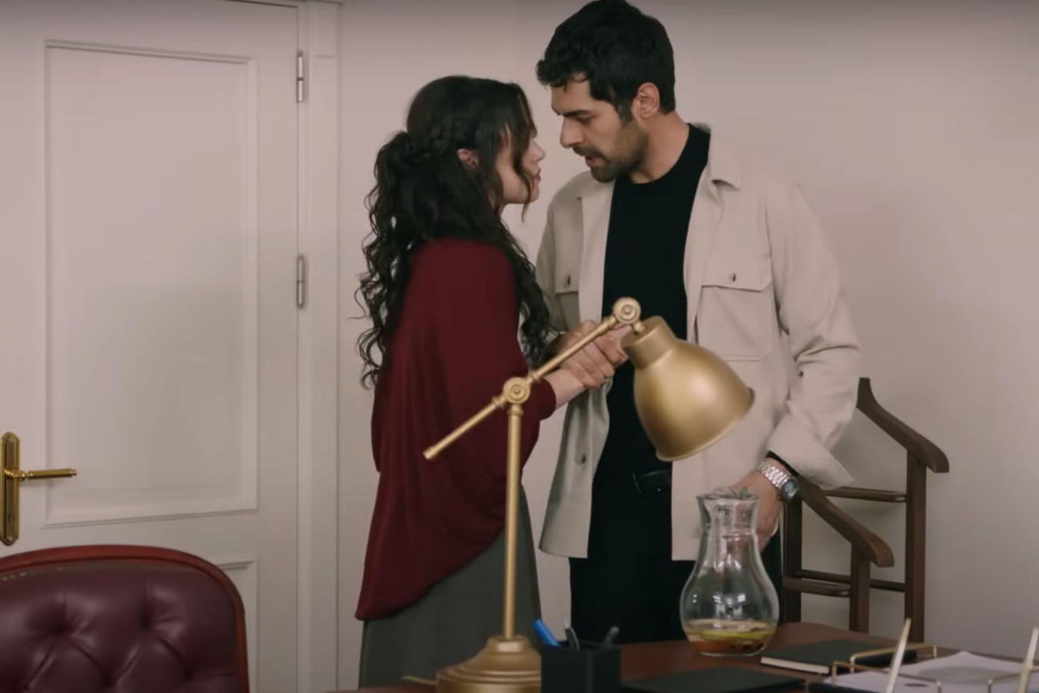 Podczas rozmowy Zeynep zrani się w rękę 