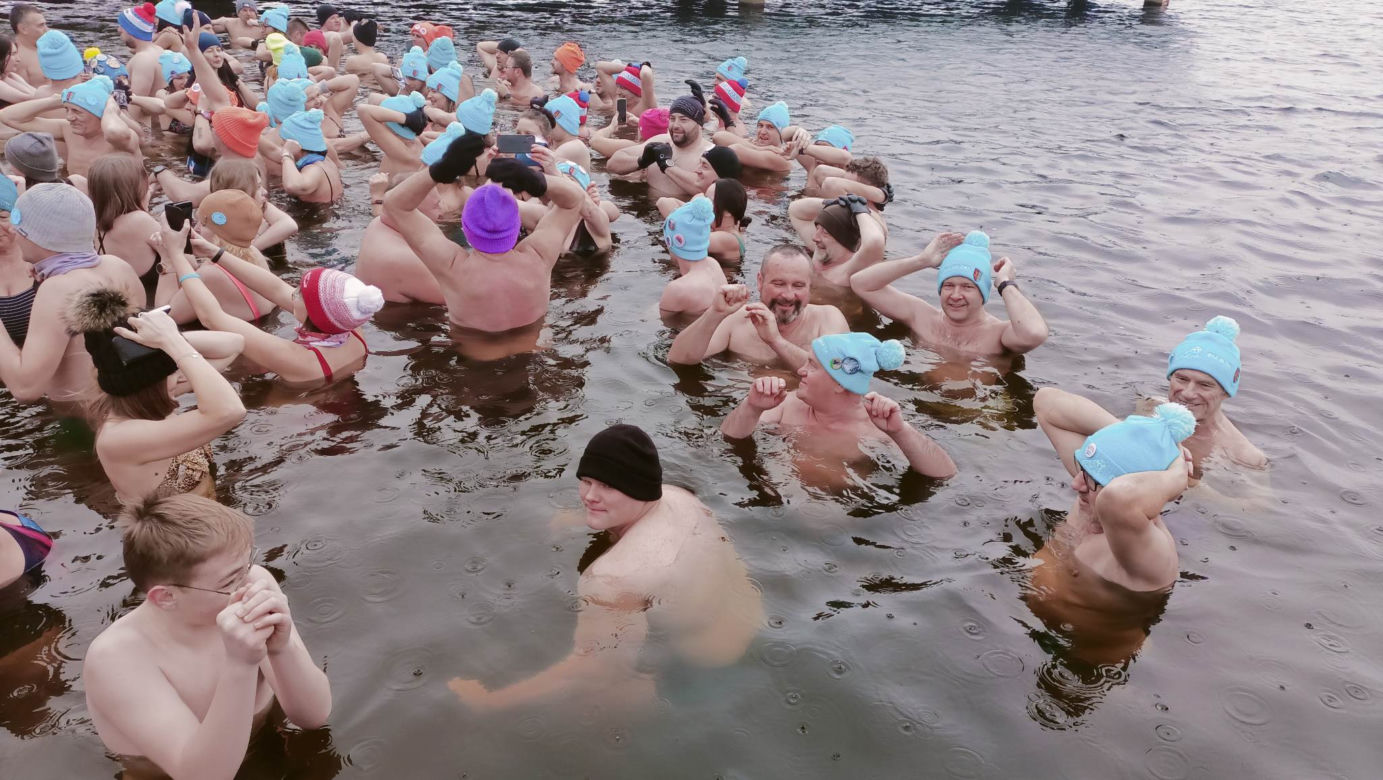 Wielkie liczenie morsów w Morawicy. Do wody weszło około stu osób! 
