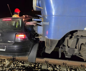 Kierowca staranował rogatki i uciekł. Pociąg wbił się w auto na torach