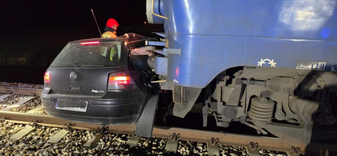 Kierowca staranował rogatki i uciekł. Pociąg wbił się w auto na torach