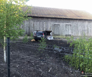 Przasnysz. Staranował ogrodzenie, drzewo i wjechał w stodołę! Szuka go policja!