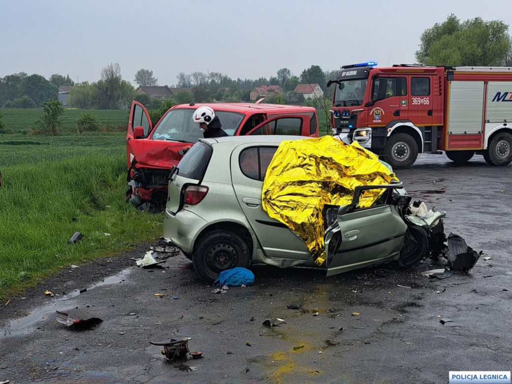 Śmiertelny wypadek pod Legnicą. 49-latka nie żyje. Pięcioro dzieci rannych [ZDJĘCIA]