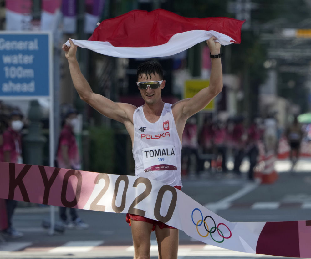 Dawid Tomala mija zwycięsko linię mety