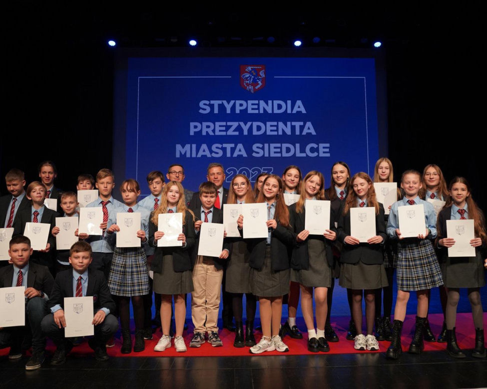 Stypendyści odebrali z rąk prezydenta Andrzeja Sitnika Listy Gratulacyjne