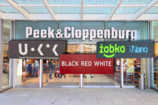 To nie obniżka, a wyższa cena. UOKiK stawia zarzuty gigantom handlu