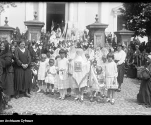 Uroczystość Bożego Ciała w Warszawie celebrowana przez Prymasa Polski kardynała Stefana Wyszyńskiego - 1957 rok