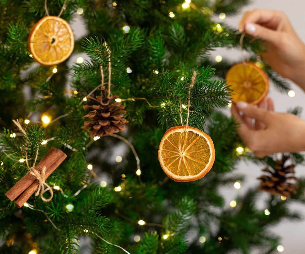 Suszone pomarańcze na dekoracje: proste metody suszenia, sprawdź!