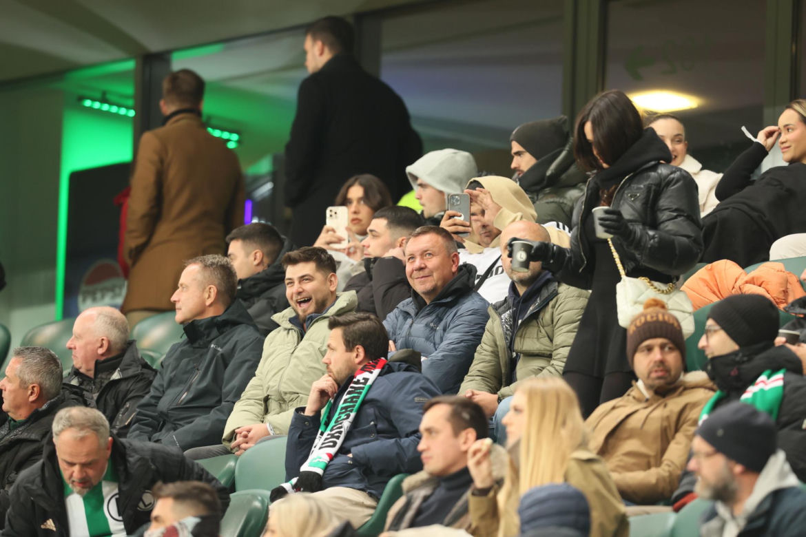 Kibice na trybunach Legii Warszawa na meczu z Dinamem